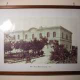 ...punteggiata di fotografie d�epoca che ritraggono lo stabile...